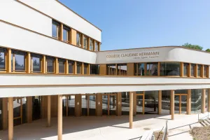 Schulneubau mit heller, gedämmter Putzfassade von Sto