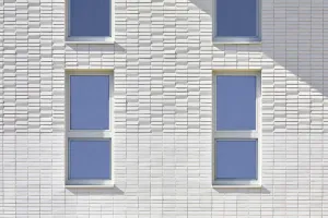 Closeup Keramikfassade Sportlerhaus Hamburg, mit hellgrauen StoCera Keramikfliesen