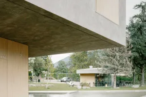 Modernes Besucherzentrum mit mineralischer Fassade im Einklang mit der Berglandschaft.