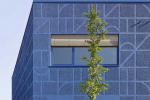 Moderner Gebäudekomplex mit künstlerisch gestalteter blauer Fassade.