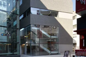 Modernes Stadhaus in Seoul mit klarer Geometrie und heller Putzfassade, StoSignature