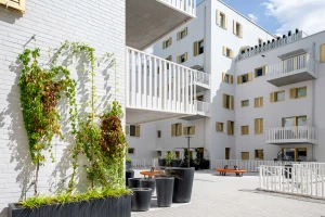 Stadtquartier Rivus Vivere, weiße Klinkerfassaden mit Begrünung