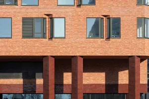 Lebhafte Backsteinfassade eines Wohngebäudes, gestaltet mit Flachverblendern von Sto