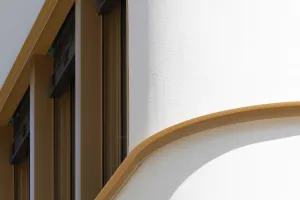 Close-up Neubau Sekundarschule, Sto-Putzfassade mit abgerundeter Außenecke