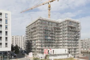 Baustellenbild: neues Sportlerhaus Hamburg eingerüstet, WDVS mit StoCera Keramikfliesen