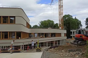 Baustellenfoto neue Sekundarschule in Holzrahmenbauweise mit heller Putzfassade von Sto