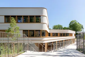 Schulneubau mit heller, gedämmter Putzfassade von Sto
