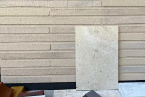 Musterfläche der StoEcoshape Putzelemente mit der Natursteinplatte, die als Farbreferenz diente