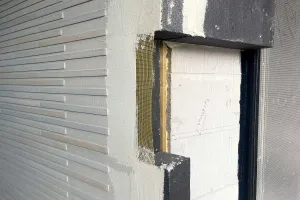 Detail der Fensterlaibung am Wohngebäude Prisma mit Dämmung, Armierung und Sto-Putzelementen