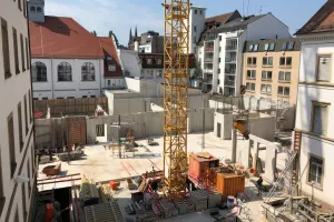 Baustelle mit Kran im Innenhof des Amtsgerichts zwischen den Bestandsgebäuden