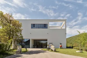 Modernes weißes Museumsgebäude des Schütz Art Museum in Engelhartszell mit offener Rahmenstruktur und großen Glasflächen.