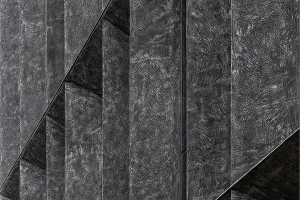 Viergeschossiges Bürogebäude in Seoul mit dunkler, strukturierter Fassade und markanten, schrägen Stützen.