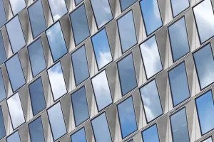 Technisch anmutende Metallfassade eines Bürogebäudes mit integrierter Photovoltaik