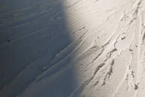 Closeup eines weißen groben Putzmusters mit Schatten  im Querformat