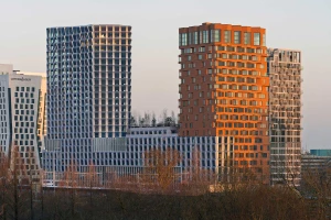 „De Puls“ Gebäudekomplex: Wohnturm in Backsteinoptik, Büroturm mit Metallfassade