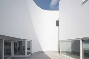 Dongqian Lake Club Houses: Kubatur, Licht und Schatten der weißen Wohngebäude