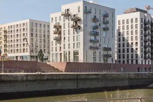 Sportlerhaus in der Hamburger Hafencity mit grauer Keramikfassade auf WDVS von Sto