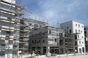 Eingerüstetes Stadtquartier Rivus Vivere, Klinkerverkleidung auf WDVS von Sto