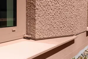 Tiefe Fensterlaibung mit wechselseitig um 18 Grad abgeschrägten Flanken