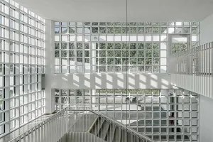 Modernes weißes Museumsgebäude des Schütz Art Museum in Engelhartszell mit offener Rahmenstruktur und großen Glasflächen.