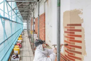 Dreidimensionale Fassadengestaltung des Wohnturms „De Puls“ mit Flachverblendern von Sto