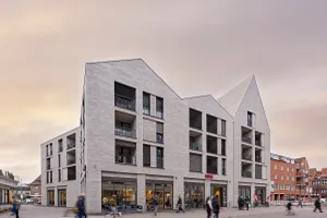 Wohn- und Geschäftsgebäude Neue Mitte Porz, gedämmte Klinkerfassade von Sto