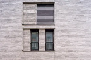 Wohn- und Geschäftsgebäude Neue Mitte Porz, Closeup Klinkerfassade von Sto