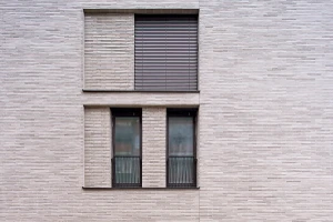 Wohn- und Geschäftsgebäude Neue Mitte Porz, Closeup Klinkerfassade von Sto