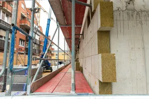 Baustellenbild Wohn-und Geschäftshaus Neue Mitte Porz, Fassadenecke gedämmt mit WDVS von Sto