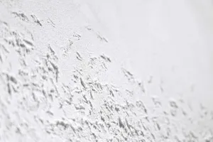 Closeup eines weißen groben Putzmusters im Querformat