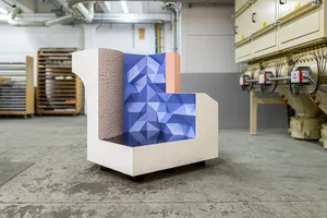 Bau eines Mockups/Modells in einer Halle, Modell mit unterschiedlichen Materialien/Beschichtungen (blau)