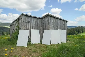 Ein Experiment in Weiß: Fünf unterschiedliche Putzmuster in Weiß vor einer Berghütte