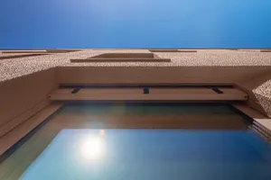 Fenstersturz mit verdeckt hinter den Putzträgerplatten integriertem Raffstore