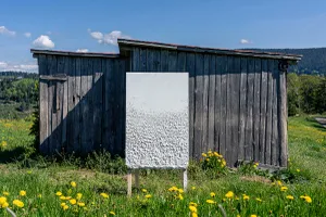 Weißes Putzmuster auf Musterständer, auf Blumenwiese, vor Berghütte