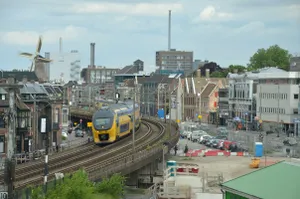 Altes Bahnviadukt in Delft mit Zug vor der Verlegung der Bahnstrecke in den Tunnel