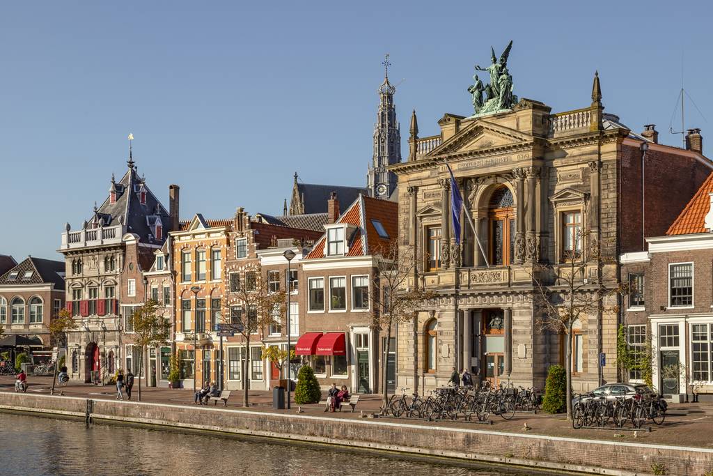 casco antiguo y canal en Haarlem