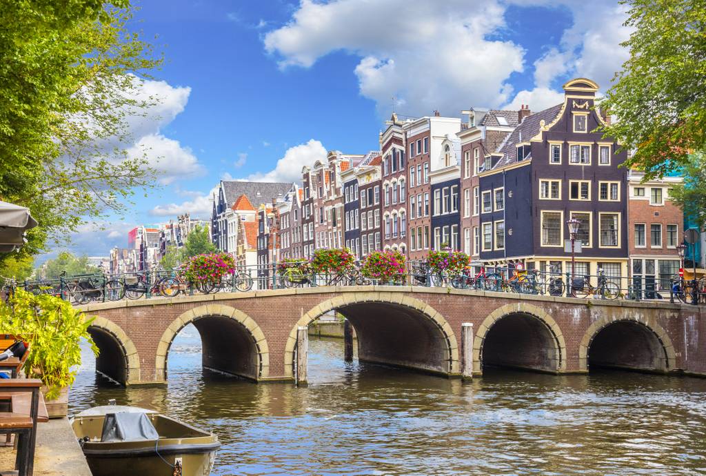 Amsterdam Canals to discover in a bed and breakfast