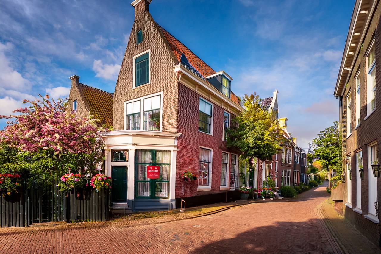 Pand dat te koop staat in historische plaats in Nederland