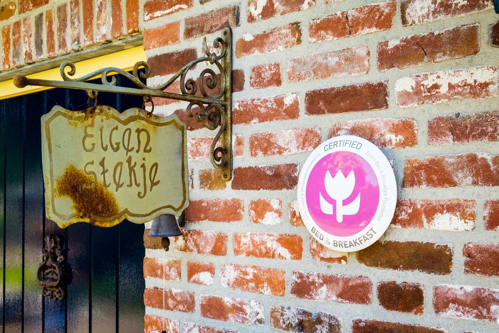 Bed and Breakfast met een classificatieschild aan de gevel