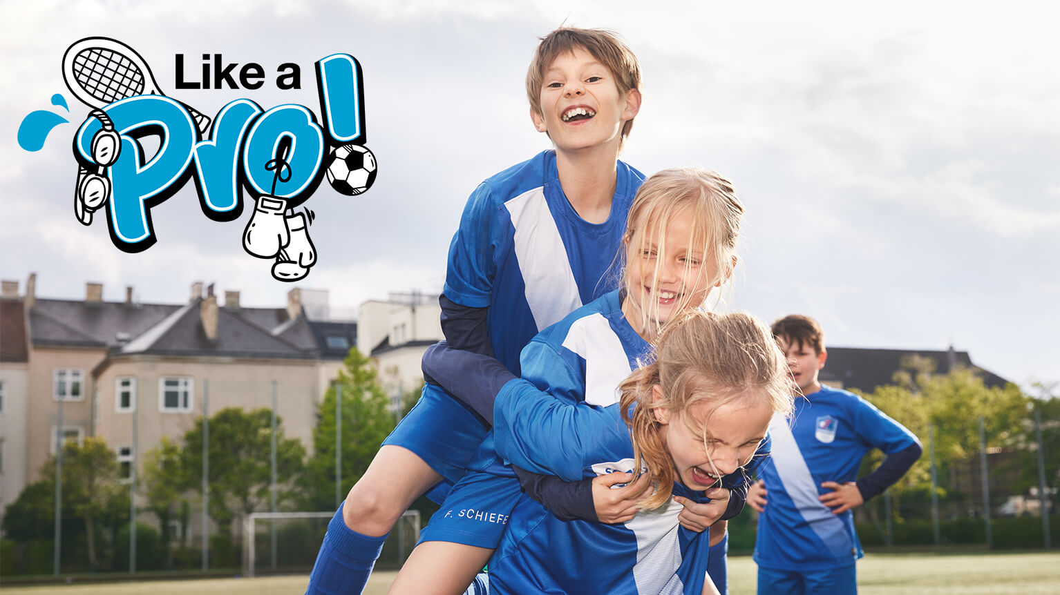 Kinder am Fußballplatz