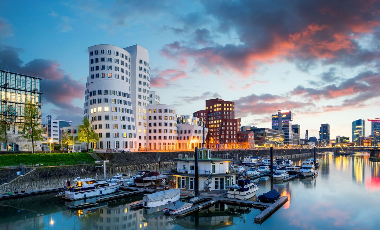 Boote im Medienhafen vor den Gehry-Gebäuden im Neuen Zollhof