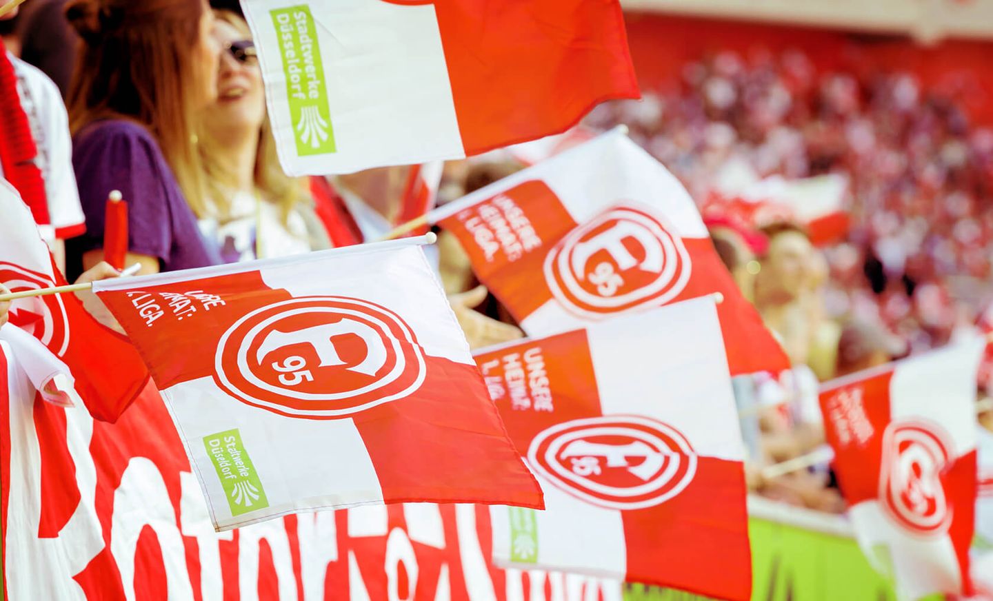 Engagement: Fortuna-Fahnen beim Fußballspiel