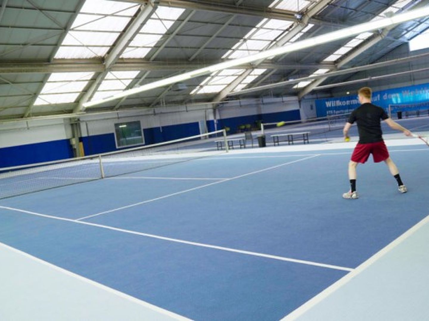 Mann und Frau beim Tennis. 