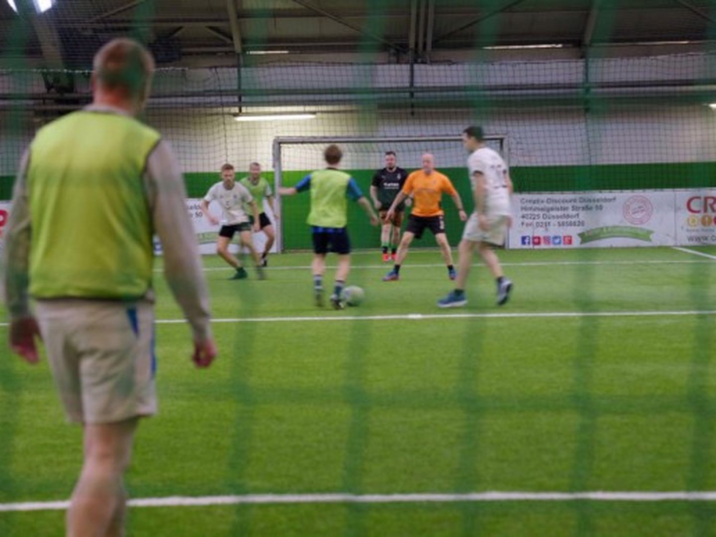 Eine Gruppe Männer beim Fußball. 