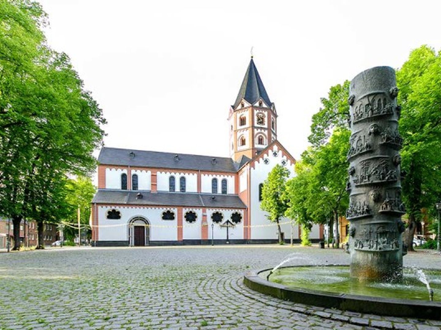 Gerricusplatz von Süden mit Heimatbrunnen (Gerricusbrunnen) von Karl-Heinz Klein und Basilika St,. Margareta