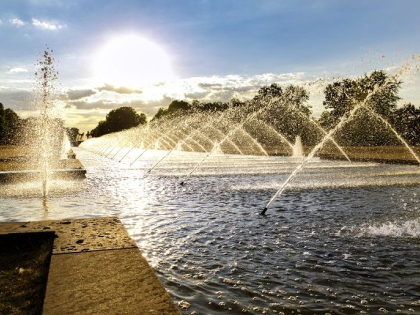 Düsseldorf Stockum: Die Wasserfontänen im Nordpark. © Ulrik Eichentopf