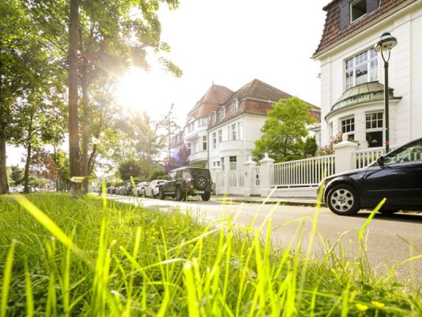 Eine Häuserreihe mit altmodernen Fassaden in Düsseldorf Benrath.