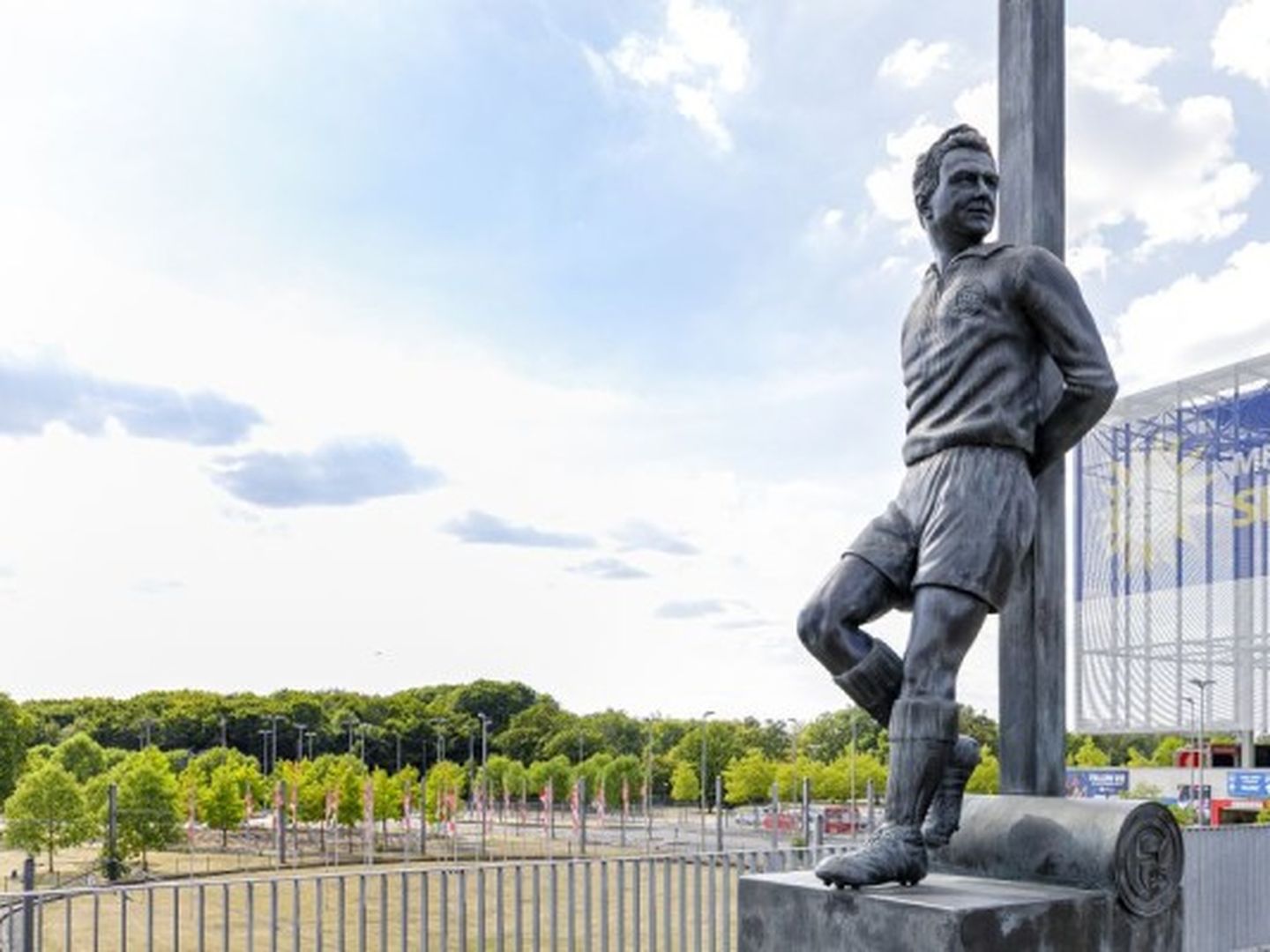 Düsseldorf Stockum: Die Statue von Toni Turek vor der MERKUR SPIEL-ARENA. © Ulrik Eichentopf