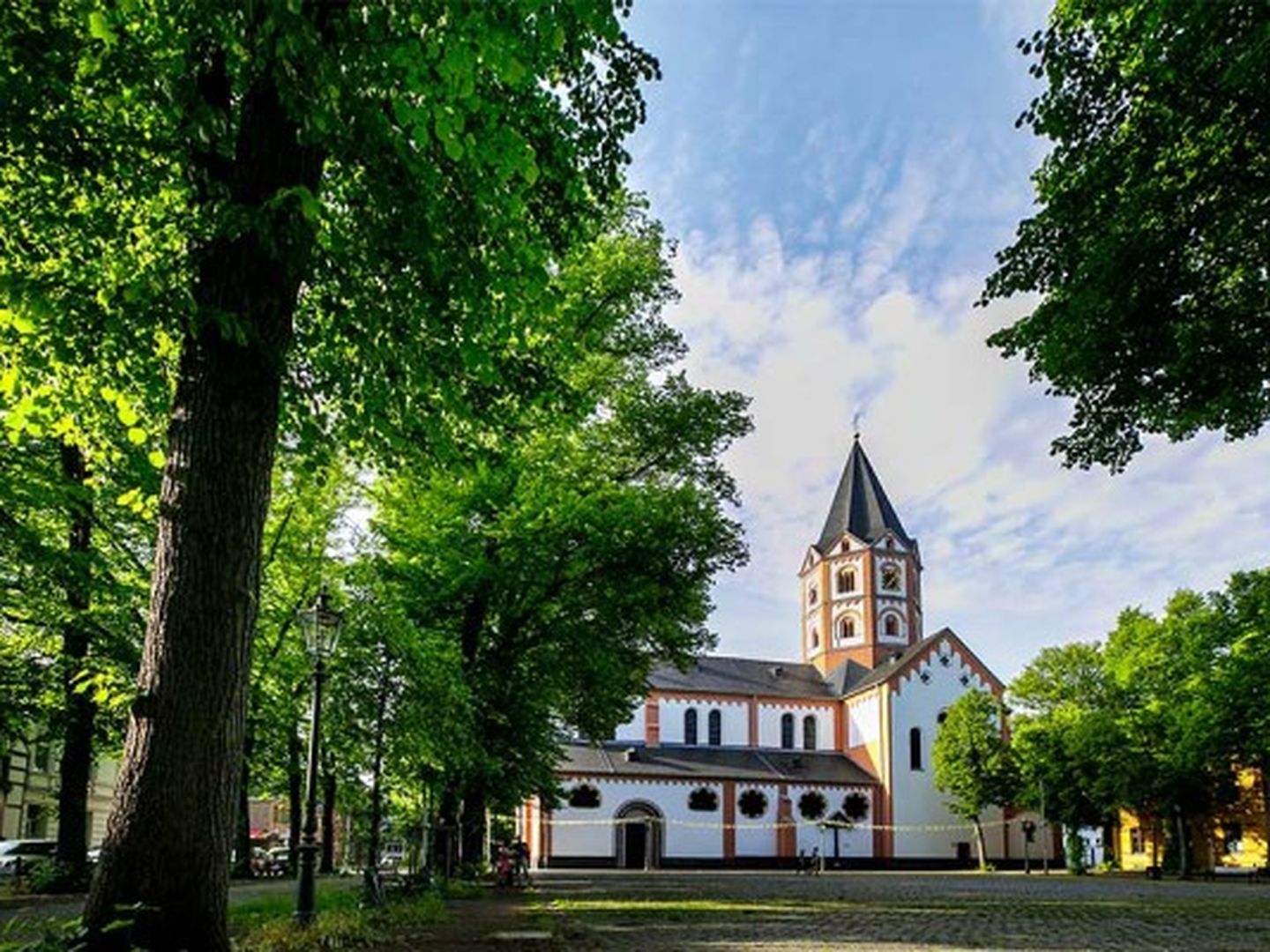 Gerricusplatz mit Basilika St,. Margareta von Süden