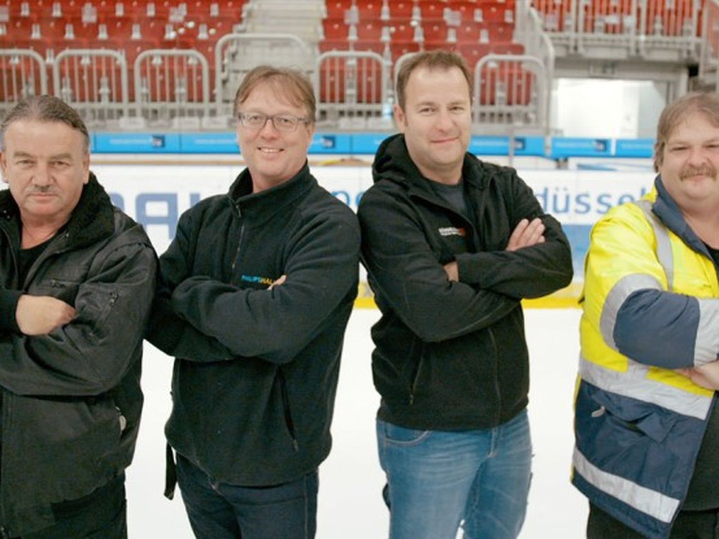 Ein starkes Team: Facility Manager Björn Perschau (3. von links) und seine Kollegen sind die Eismacher vom ISS Dome.